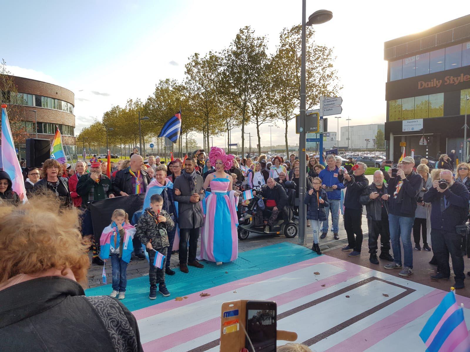 “Enorme rijkdom”: Almere neemt “transgenderzebrapad” in gebruik