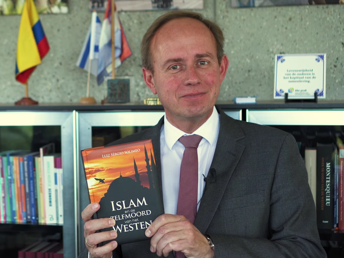 Kees van der Staaij (SGP) neemt baanbrekend islamboek in ontvangst
