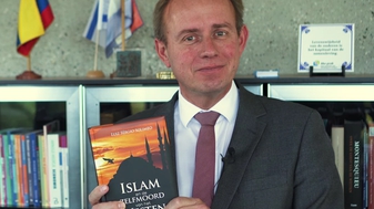 Kees van der Staaij (SGP) neemt baanbrekend islamboek in ontvangst