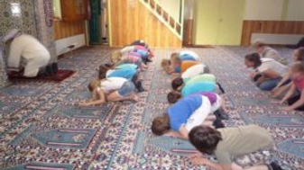 Burgemeester wil moskeebezoek voor scholen verplicht maken