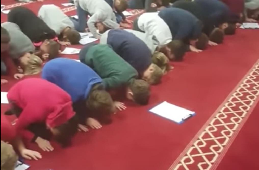 Vlaamse video met knielende kinderen veroorzaakt commotie