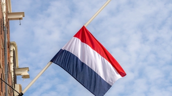 Nederland overschrijdt de grens van 18 miljoen inwoners: tijd om de vlag halfstok te hangen