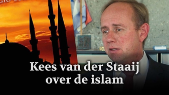 Kees van der Staaij (SGP) neemt 'Islam en de zelfmoord van het Westen' in ontvangst