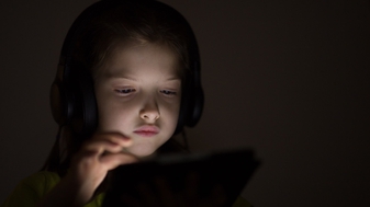 Waarom geeft Apple tieners toegang tot pornografie?