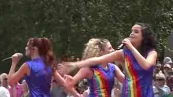Kinderliedjesgroep K3 aanwezig bij ‘Pride’ Parade in Amsterdam