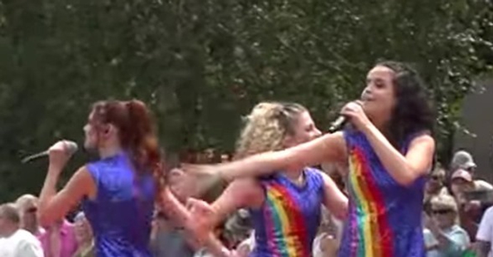 Kinderliedjesgroep K3 aanwezig bij ‘Pride’ Parade in Amsterdam