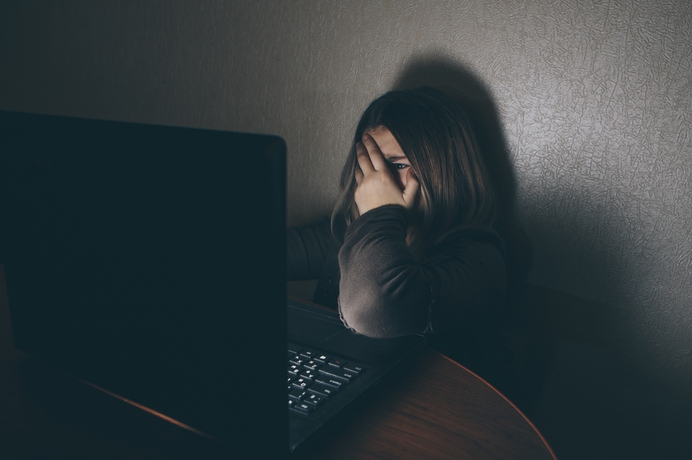 Nieuwsuur: steeds meer stemmen pleiten voor leeftijdsverificatie voor pornografiewebsites