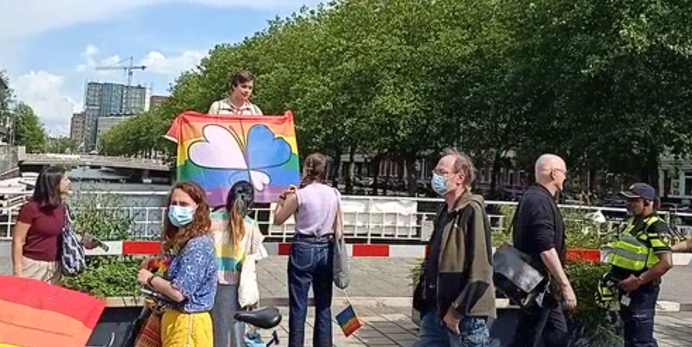 Hypocriet: Gay Pride klaagt over pedo's, maar laat 11-jarigen op de catwalk