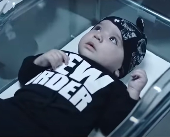 Celine Dion lanceert satanische kleding voor kinderen