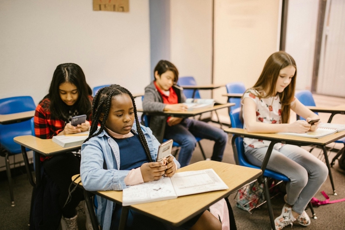 De bewijzen stapelen zich op: Het is de hoogste tijd om het gebruik van mobiele telefoons op scholen uit te bannen