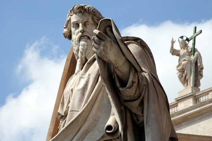 Beeld van de heilige apostel Paulus voor de Sint-Pietersbasiliek in Rome