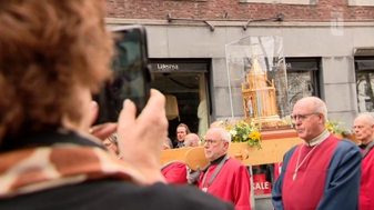 De relieken van Lourdesheilige Bernadette op reis door Nederland: 'Duizenden gelovigen ontroerd'