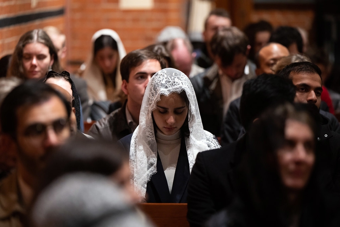 Waarom dragen jonge vrouwen weer de mantilla?