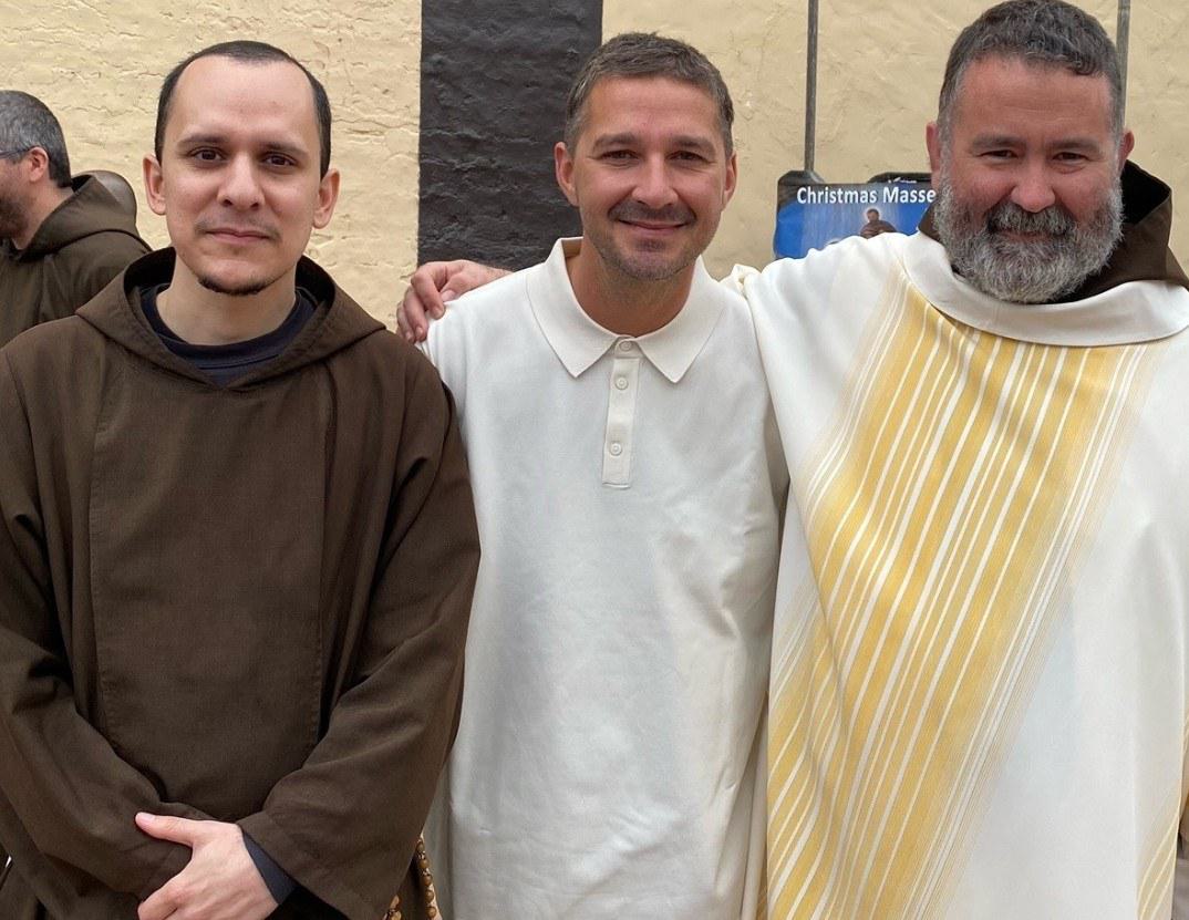 Padre Pio-acteur Shia LaBeouf treedt toe tot de Kerk, overweegt diakenwijding