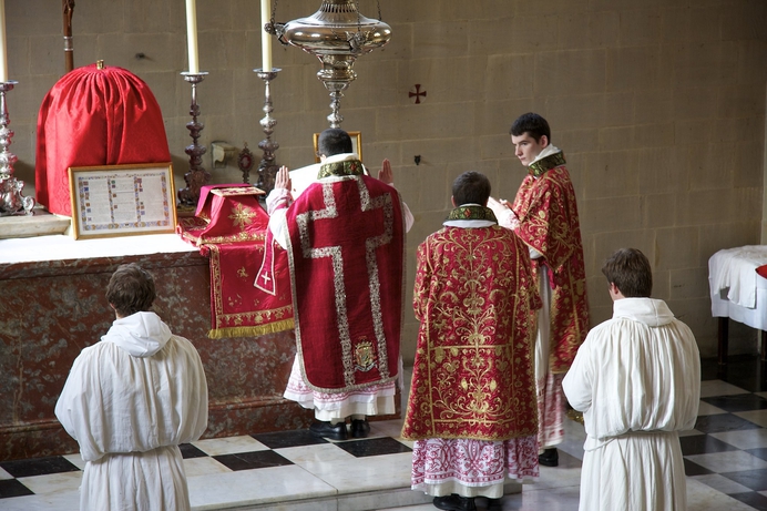 De Latijnse liturgie geofferd "op het altaar van de hypocrisie"?
