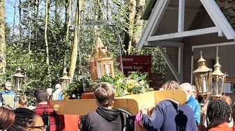De relieken van Lourdesheilige Bernadette op reis door Nederland: 'Duizenden gelovigen ontroerd'