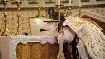 Traditionele liturgie vult de kerken, maar prelaten blijven zich ertegen verzetten