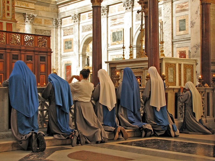 Zes redenen waarom communiebanken terugkomen en de eucharistische devotie aanwakkeren