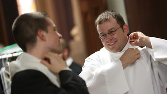 Kersverse katholieke priesters slaan rechtsaf