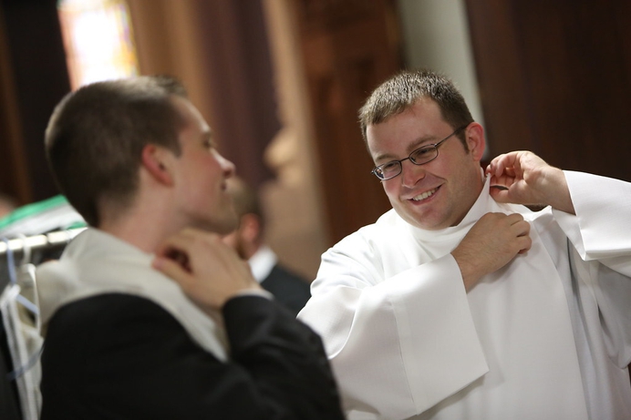 Kersverse katholieke priesters slaan rechtsaf
