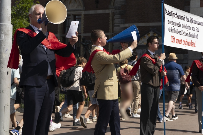 Straatcampagne maakt bezoekers bewust van heiligschennis in het Rijksmuseum