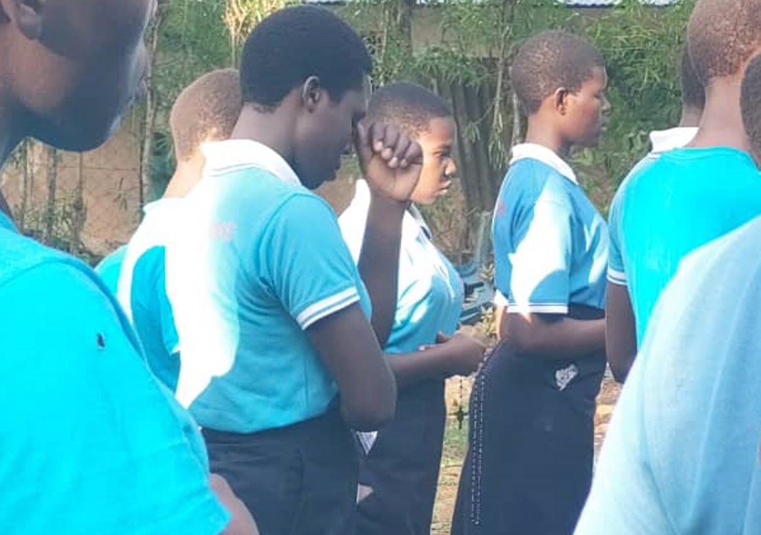 Katholieke jongeren in Oeganda bidden onze speciale Fatima-rozenkrans