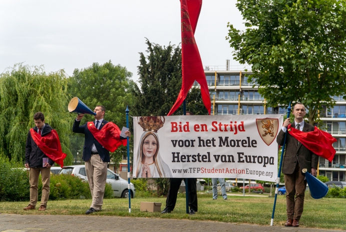 Getuigenis van liefde voor de Waarheid: publieke rozenkrans bij heiligschennis ‘Roze Viering’ in Roermond