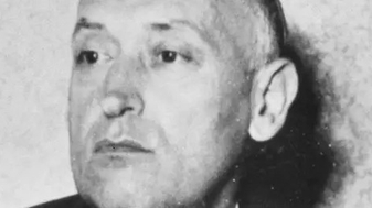 Padre Pio biloceert naar een communistische kerker