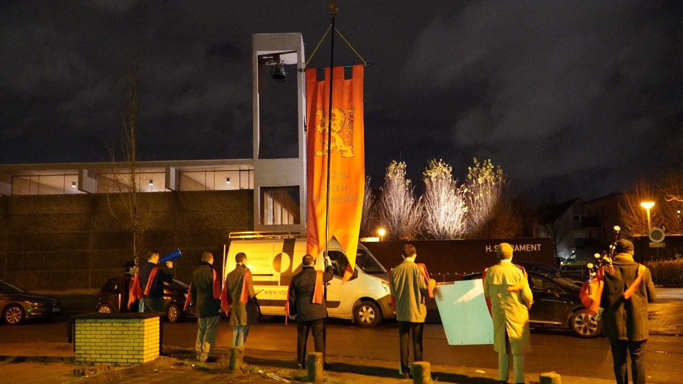 Jonge katholieken voeren straatcampagne tegen Antwerpse 'Regenboogmissen'