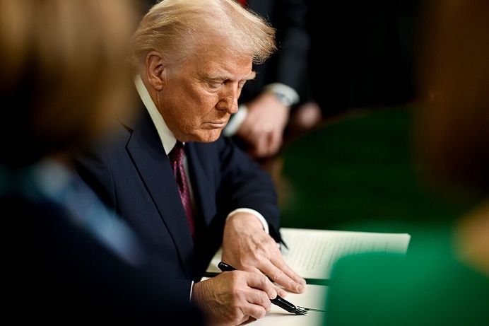 Trump schendt het recht op leven: tekent voor meer IVF