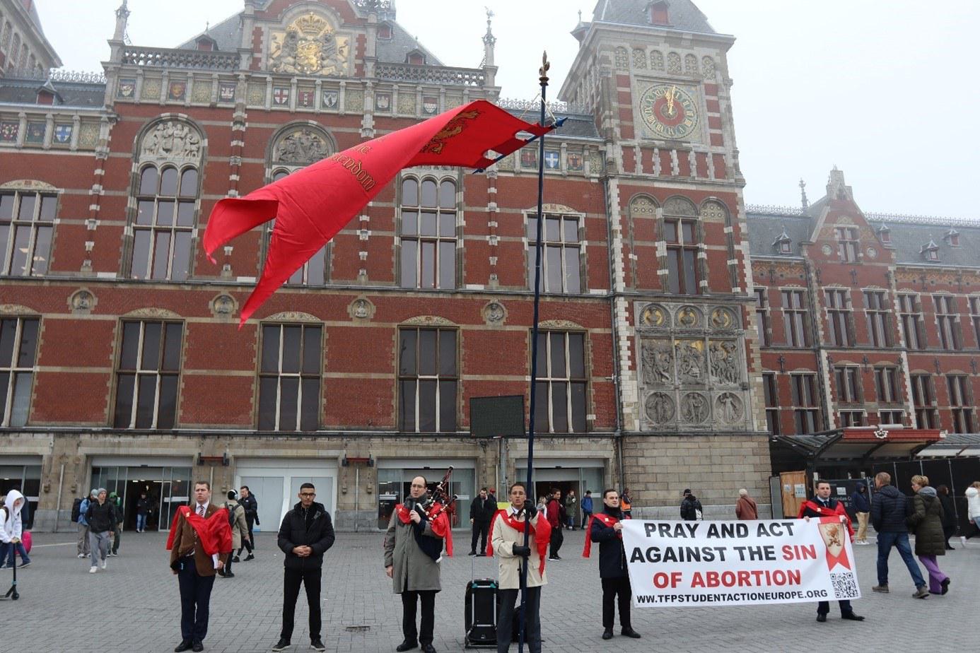 Tegen abortus de straat op in Amsterdam: "Dood het als je het haat!"