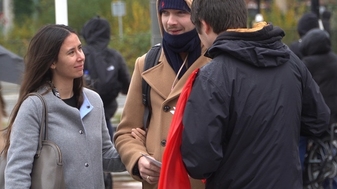 Flyeren tegen abortus bij de VU: “ik zie hier niet veel mensen in de regen staan”
