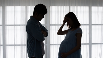 Waakster vertelt: jong stel kiest voor abortus… ‘te jong voor een baby’