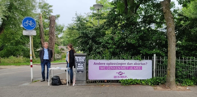 Waker vertelt: ‘abortusvoorstander smeet onze spullen op het fietspad’