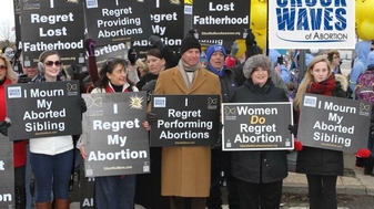 Moeders delen krachtige pro-life getuigenissen tijdens Canada's March for Life