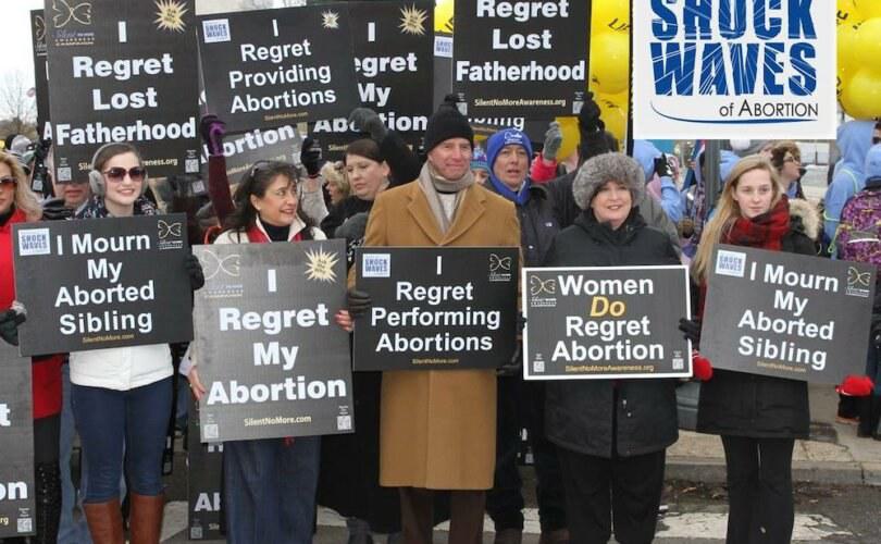 Moeders delen krachtige pro-life getuigenissen tijdens Canada's March for Life