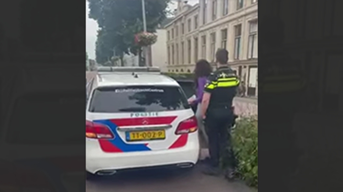 Opnieuw waakster gearresteerd. ‘Politie meet met twee maten’