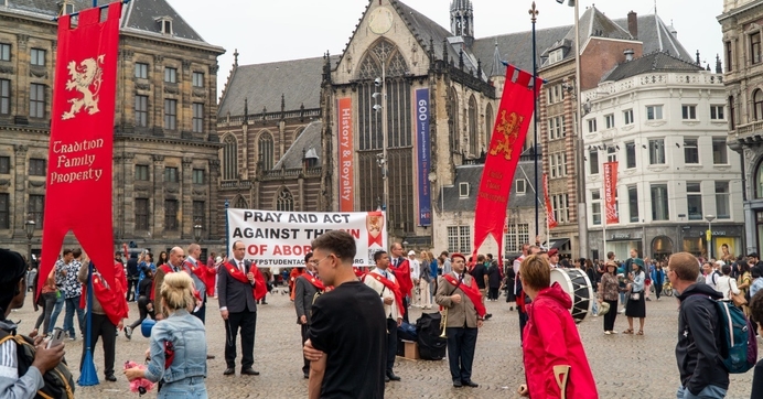 Een kruistocht van openbare gebeden tegen abortus in verschillende Europese steden