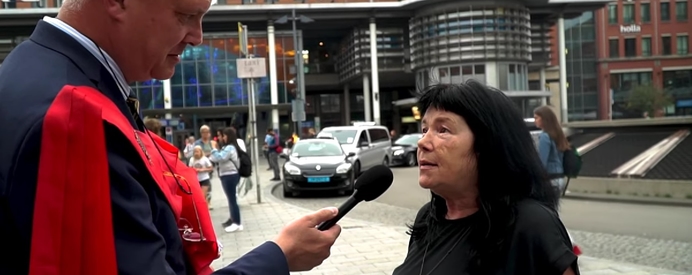Hugo interviewt vrouw