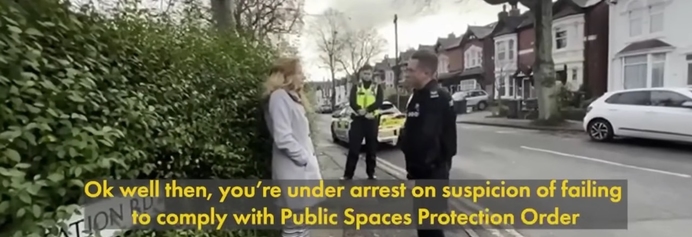 Britse waakster gearresteerd voor stil gebed