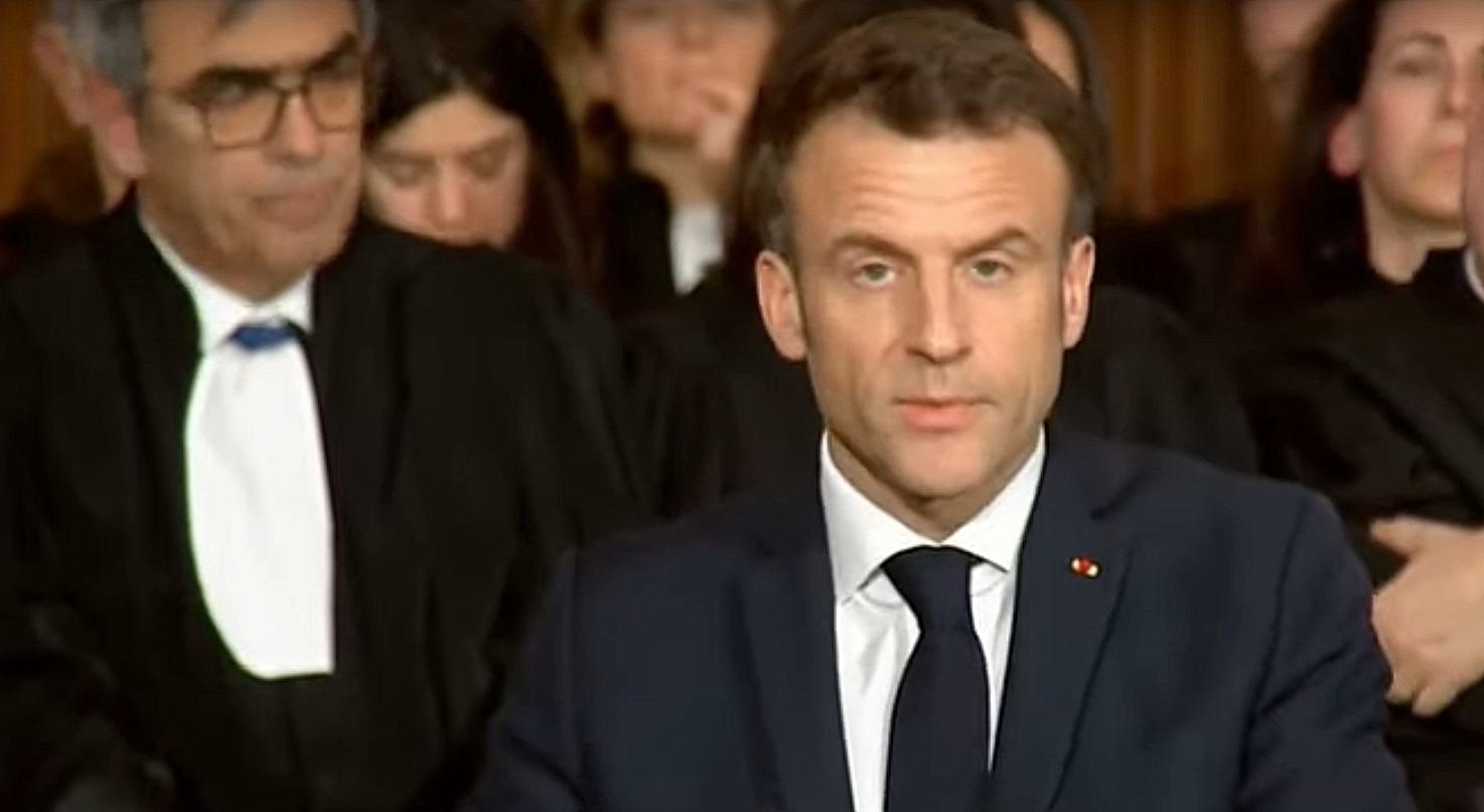 President Macron drukt abortus in Franse grondwet door