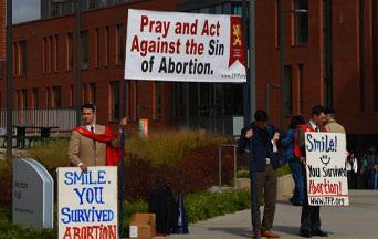 Wanhopige pro-abortus menigte valt TFP-vrijwilligers lastig op George Mason Universiteit