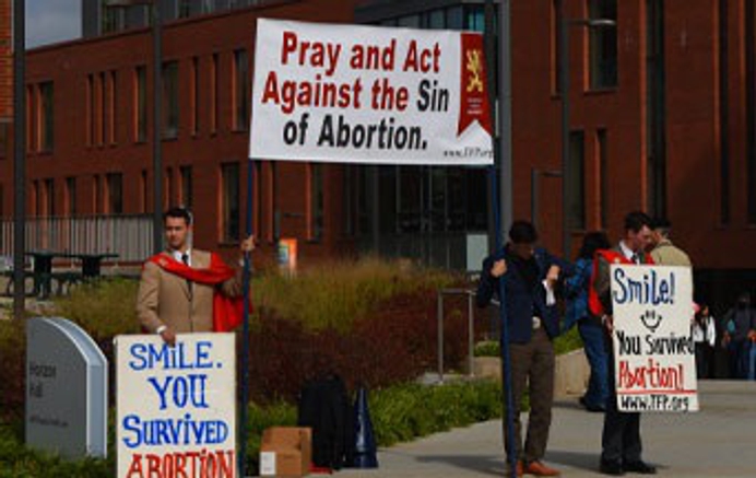 Wanhopige pro-abortus menigte valt TFP-vrijwilligers lastig op George Mason Universiteit