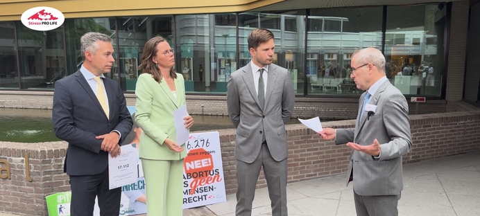 Stirezo Pro Life en Kies Leven bieden 16.276 handtekeningen aan: ‘Abortus is géén mensenrecht’