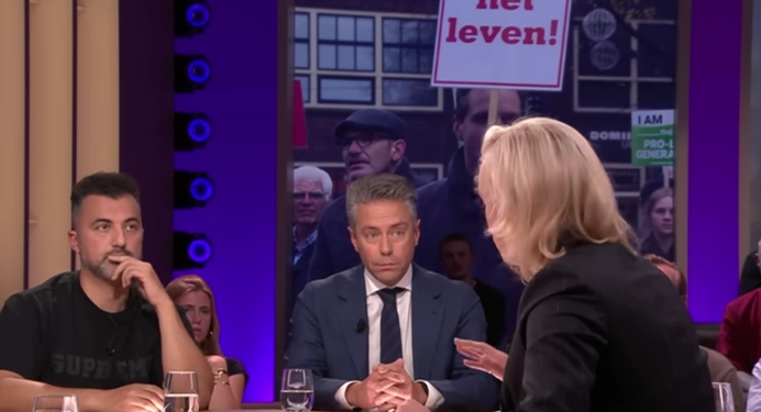 Eva Jinek schoffeert Chris Stoffer over abortus. Wilde ‘goedkoop scoren’, vindt zelfs Johan Derksen