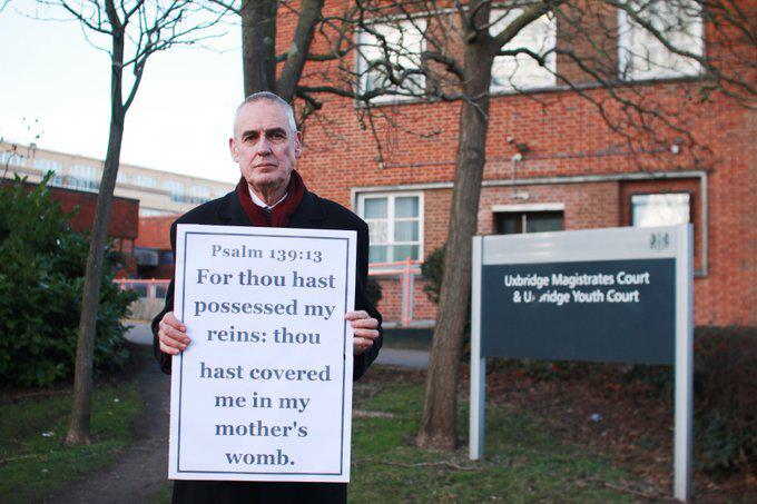 Geestelijke veroordeeld wegens citeren Bijbel bij abortuscentrum