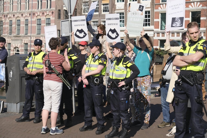 Feministen scanderen ‘Shame on you’ tegen pro-life vrouwen