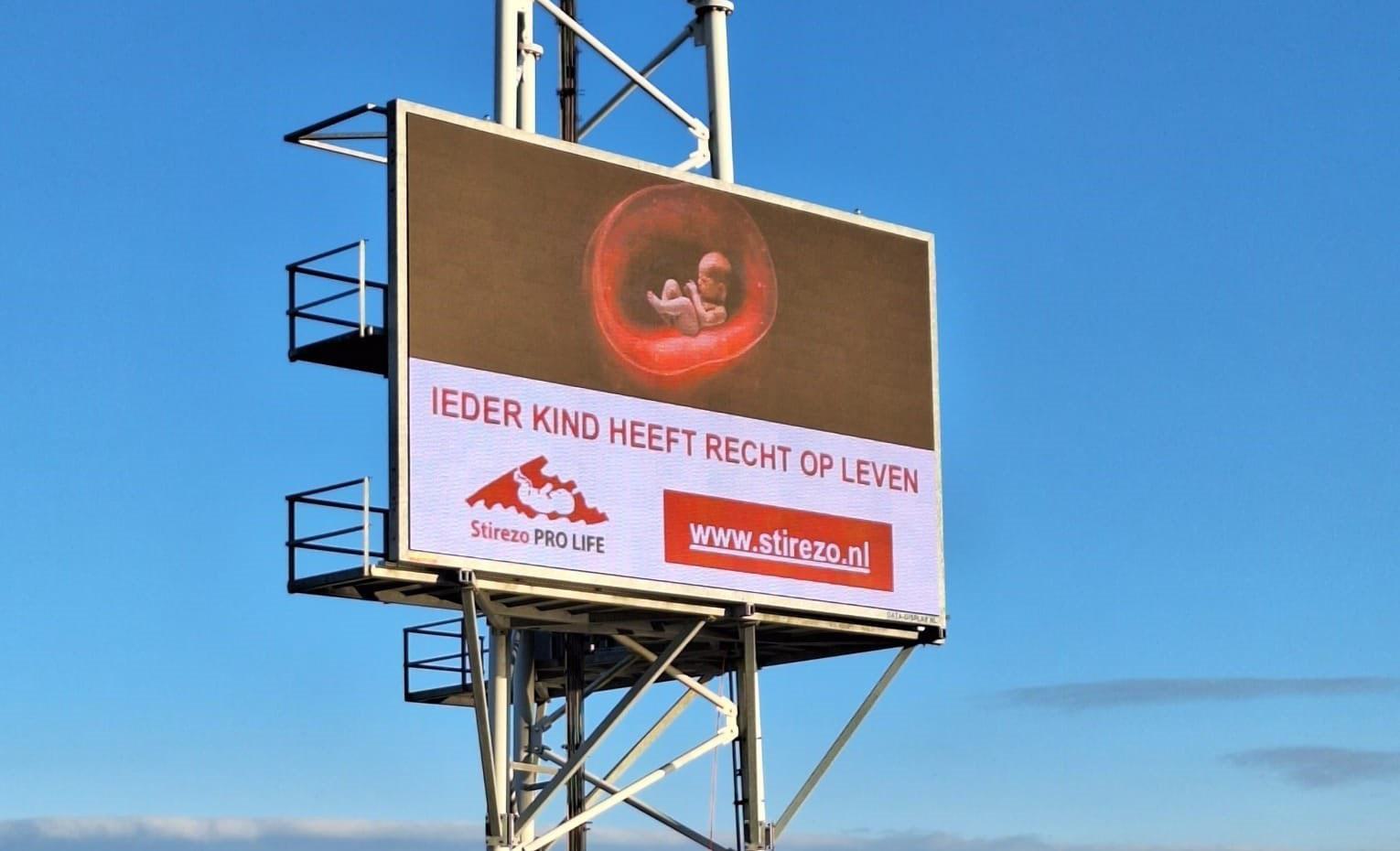 Stirezo plaatst billboards tegen abortus: “Ieder kind heeft recht op leven”