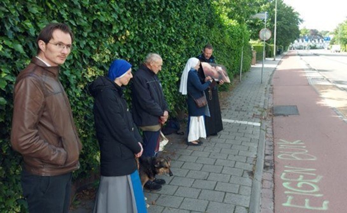 Burgemeester bezwijkt onder druk: wakers tóch geweigerd bij ingang Bloemenhove