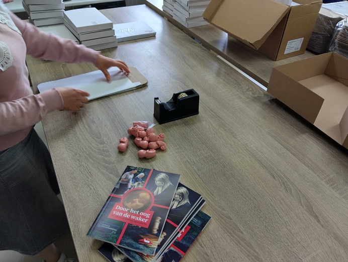 Stirezo stuurt nieuw waakboek en poppetje naar journalisten, kranten en andere media